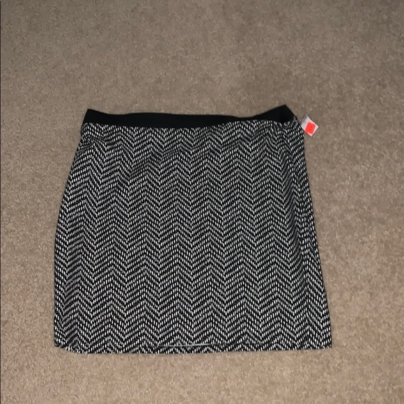 old navy black and white skirt with tags still on - Picture 1 of 2